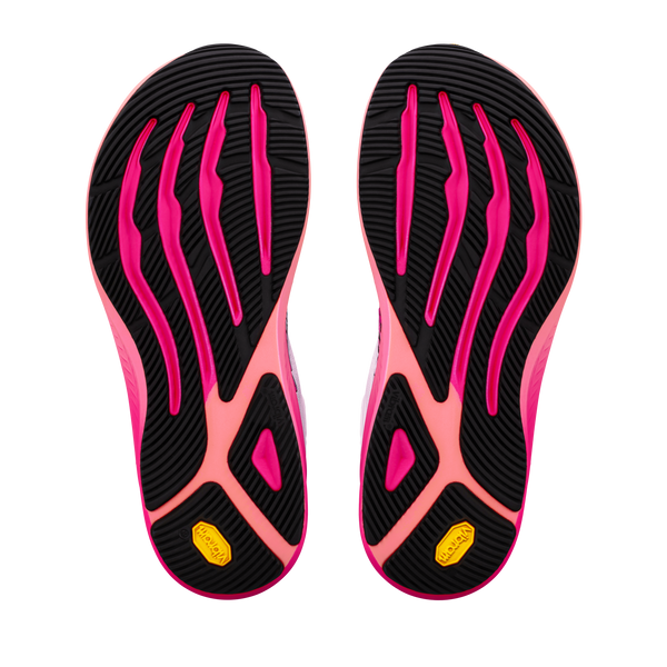 Billedet viser Altra Torin 9 Dame i farvekombinationen Ccnt Crm/Pink Flow, hvor de lyserøde og sorte ydersåler med det gule Vibram-logo træder tydeligt frem. Denne model er udstyret med Zero Drop-design og en FootShape-tåkappe, der sikrer naturlig bevægelse og godt greb.