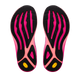 Billedet viser Altra Torin 9 Dame i farvekombinationen Ccnt Crm/Pink Flow, hvor de lyserøde og sorte ydersåler med det gule Vibram-logo træder tydeligt frem. Denne model er udstyret med Zero Drop-design og en FootShape-tåkappe, der sikrer naturlig bevægelse og godt greb.