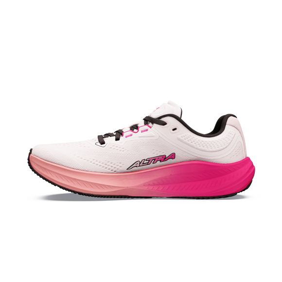 Altra Torin 9 Dame i farven Ccnt Crm/Pink Flow er en hvid løbesko med sorte snørebånd, en lyserød mellemsål med farveovergang, en sort ydersål og ALTRA-logo i lyserødt og sort. Den har et Zero Drop-design, der sikrer en afbalanceret støddæmpning, og er her vist set fra venstre side.
