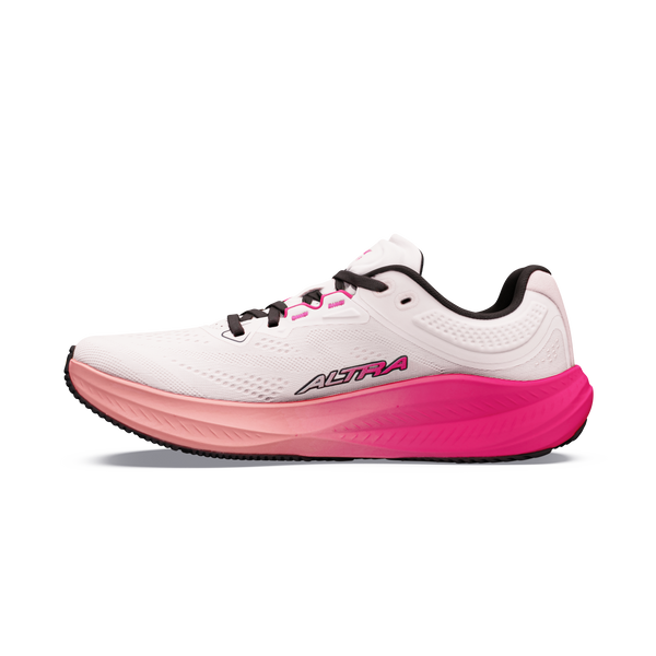 Altra Torin 9 Dame i farven Ccnt Crm/Pink Flow er en hvid løbesko med sorte snørebånd, en lyserød mellemsål med farveovergang, en sort ydersål og ALTRA-logo i lyserødt og sort. Den har et Zero Drop-design, der sikrer en afbalanceret støddæmpning, og er her vist set fra venstre side.