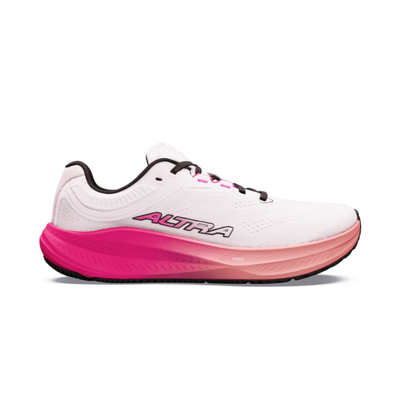 Altra Torin 9 Dame i farven Ccnt Crm/Pink Flow har en hvid overdel, sorte snørebånd og sål, lyserøde farveovergange på mellemsålen og logoet, Zero Drop, FootShape-tåkappe samt ALTRA-logo på siden, vist på en ensfarvet hvid baggrund.