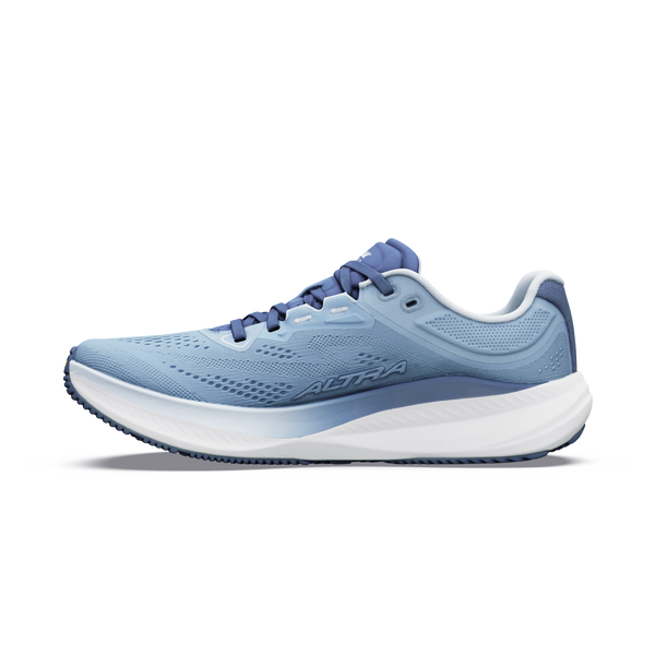 Altra Torin 9 Dame i farvekombinationen Windward Blue/White/Dark Denim har mørkeblå snørebånd, en polstret Zero Drop-sål og ALTRA-logoet på siden, der er afbildet i profil mod en ensfarvet hvid baggrund.