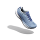 En Altra Torin 9 Dame-løbesko i farvekombinationen Windward Blue/White/Dark Denim vises svævende over en hvid baggrund, hvor den kaster en skygge under sig. Skoen har Zero Drop, en hvid mellemsål, en ydersål i mørk denim og blå snørebånd.