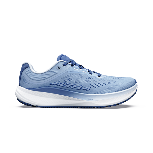 Altra Torin 9 Dame-løbeskoen i farvekombinationen Windward Blue/White/Dark Denim har blå detaljer, en hvid og blå sål, Zero Drop-design samt ALTRA-logoet på siden, der fremstår på en ensfarvet hvid baggrund.