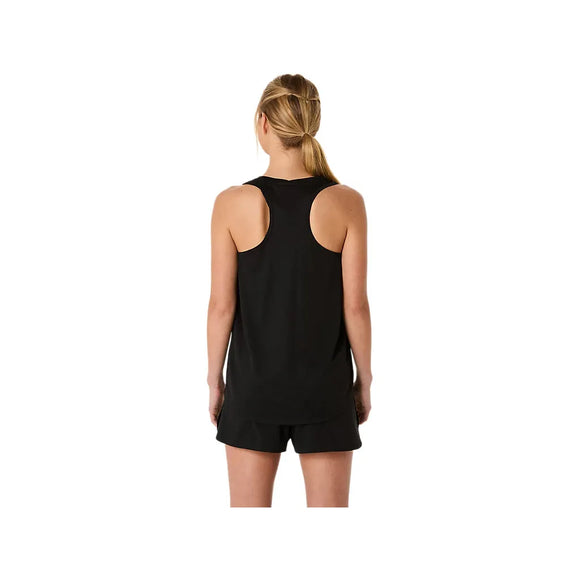 En kvinde med blondt hår i en lav hestehale, set bagfra, er iført en Asics Core Tank Dame i Performance Black og sorte shorts, mens hun står på en almindelig hvid baggrund.