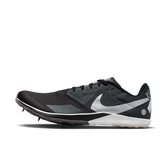 Nike Rival XC 6 Unisex løbesko i Black/Metallic Silver har en overdel i mesh, snørelukning, ydersål med pigge til terrænløb, metallisk Nike-swoosh og er vist i sideprofil på en hvid baggrund.