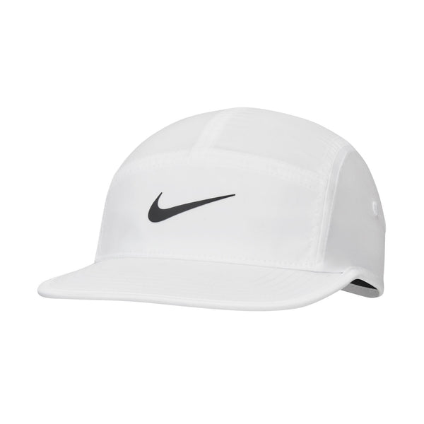Her præsenterer vi Nike Fly Dri-Fit Unstructured Swoosh-kasketten i hvid – et alsidigt unisex-design med en buet skygge og et markant sort Nike Swoosh-logo på det strukturerede frontpanel. De synlige sømme understreger det tidløse look.