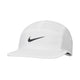 Her præsenterer vi Nike Fly Dri-Fit Unstructured Swoosh-kasketten i hvid – et alsidigt unisex-design med en buet skygge og et markant sort Nike Swoosh-logo på det strukturerede frontpanel. De synlige sømme understreger det tidløse look.