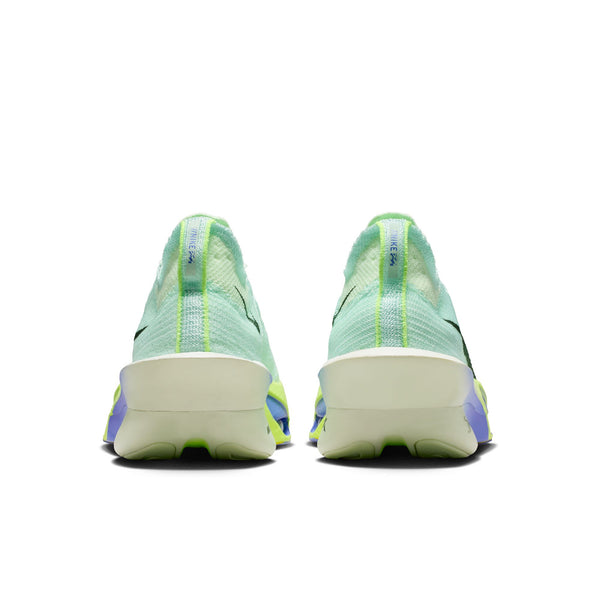 Et par Nike Alphafly Next% 3 Herre løbesko i Barely Green/Black Spruce-Volt Tint, vist bagfra med hvide ZoomX-skumsåler, lilla og neongule detaljer og trækflige ved hver hæl.