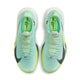Et par Nike Alphafly Next% 3 Herre løbesko i Barely Green/Black Spruce-Volt Tint med sort swoosh, neongule ZoomX-skumsåler, blå accenter og synlige snørebånd, vist ovenfra på en hvid baggrund.