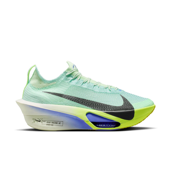 Et sidebillede af Nike Alphafly Next% 3, Herre i Barely Green/Black Spruce-Volt Tint, med en stor sort swoosh, tyk hvid og gul gradientsål og synlig blå ZoomX-støddæmpning ved hælen.