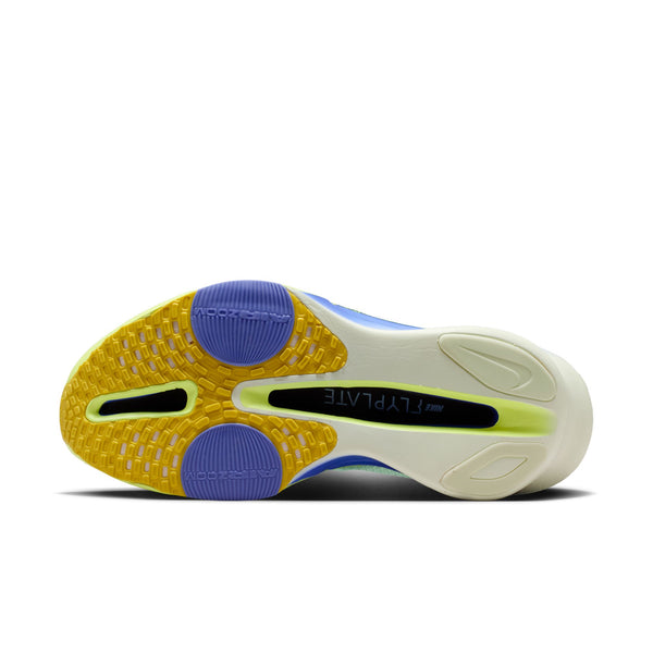 Billedet viser sålen på Nike Alphafly Next% 3 Herre i Barely Green/Black Spruce-Volt Tint med gult og blåt gummigreb, en sort FLYPLATE i midten og hvidt/neongrønt ZoomX-skum på mellemfoden og hælen.