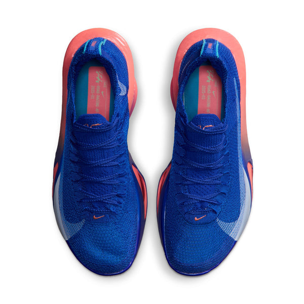 Oversigtsbillede af et par Nike Alphafly 3, Herre, Racer Blue/White-Atomic Pink løbesko med blå strikket overdel, lyserøde såler og lyseblå og lyserøde detaljer. Disse maratonsko fra Nike er snøret og placeret side om side på en hvid baggrund.