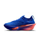 Her ses et venstre sidebillede af Nike Alphafly 3 Herre i farvekombinationen Racer Blue/White-Atomic Pink på en hvid baggrund. Skoen har en strikket overdel, synlig ZoomX-støddæmpning og en kraftig mellemsål med farveovergang i blå og lyserøde nuancer. Perfekt som maratonsko og løbesko til mænd.
