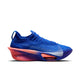 Nike Alphafly 3 til mænd i Racer Blue/White-Atomic Pink er en atletisk herreløbesko, der er designet til at levere maksimal ydeevne. Den har en markant blå overdel, en høj og tyk mellemsål med detaljer i pink og lilla, et markant hvidt Nike-swoosh på siden og en synlig Air Zoom-enhed – ideel til løbere, der søger det ypperste inden for maratonløbsko.