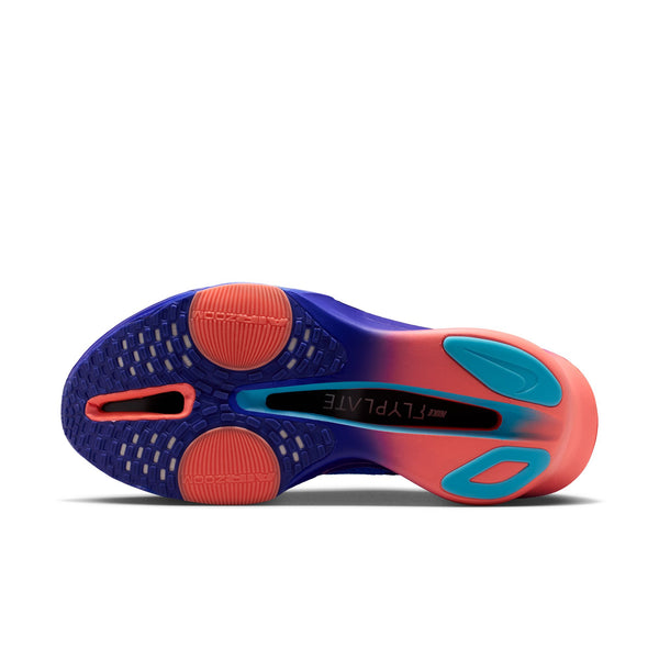 Billedet viser sålen på Nike Alphafly 3, Herre, Racer Blue/White-Atomic Pink herreløbesko, der er udstyret med strukturerede grebsmønstre og en midterrille, hvor »FLYTEPLATE« kan ses på fodbuen – hvilket gør den til et fremragende valg for dem, der søger stil og høj ydeevne.