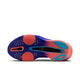 Billedet viser sålen på Nike Alphafly 3, Herre, Racer Blue/White-Atomic Pink herreløbesko, der er udstyret med strukturerede grebsmønstre og en midterrille, hvor »FLYTEPLATE« kan ses på fodbuen – hvilket gør den til et fremragende valg for dem, der søger stil og høj ydeevne.