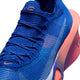 Nærbillede af Nike Alphafly 3, Herre i Racer Blue/White-Atomic Pink, en sportslig sneaker med strikket overdel, orange detaljer og en tyk sål, der skifter farve fra lyserød til lilla. Den er designet som maratonsko og løbesko til mænd og har detaljeret snøring samt et lille Nike-logo tæt på tåen.