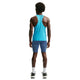 En person står med ryggen til og har Nike AeroSwift Running Half Tights til mænd i farverne Baltic Blue/Black/Old Royal/Black på, kombineret med en matchende, lyseblå ærmeløs sportstrøje, hvide sokker og sorte sportssko. Looket forener sporty komfort med den strømlinede pasform af disse svedtransporterende tights på en ensfarvet hvid baggrund.