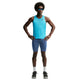 En mand iført en blå, ærmeløs sportstrøje, Nike AeroSwift Running Half Tights til mænd i farverne Baltic Blue/Black/Old Royal/Black, hvide sokker, sorte løbesko og solbriller står med hænderne på hofterne foran en hvid baggrund.