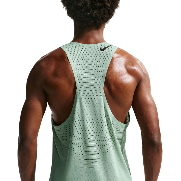 En mand set bagfra er iført Nike AeroSwift Running Singlet, Herre, Steam/Black, med et lille sort logo ved halsen. Dri-FIT ADV-teknologi øger komforten. Baggrunden er almindelig hvid.