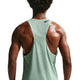 En mand set bagfra er iført Nike AeroSwift Running Singlet, Herre, Steam/Black, med et lille sort logo ved halsen. Dri-FIT ADV-teknologi øger komforten. Baggrunden er almindelig hvid.