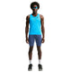 En mand står med ansigtet vendt fremad iført en Nike AeroSwift løbetrøje til mænd i farven Lt Current Blue/Black, blå shorts, hvide strømper, sorte løbesko og blå solbriller foran en ensfarvet hvid baggrund.
