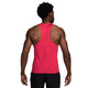 En person står med ryggen til og er iført en ærmeløs Nike AeroSwift løbetrøje til mænd i farvekombinationen Fusion Red/Black med mesh-detaljer samt sorte shorts. Billedet fremhæver ryggen og skuldrene og understreger Dri-FIT-teknologien, der er udviklet med henblik på optimal åndbarhed og komfort.