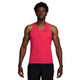 En mand står med ansigtet vendt fremad iført Nike AeroSwift-løbetrøje til mænd i farvekombinationen Fusion Red/Black, der er udstyret med Dri-FIT-teknologi, samt sorte shorts foran en ensfarvet hvid baggrund.