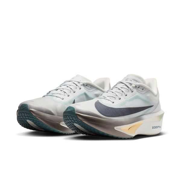 Et par Nike Zoom Fly 6 herresko i farvekombinationen Pure Platinum/Dark Obsidian-Grey Fog med sort Swoosh og tykke ZoomX-skumsåler, vist side om side på en hvid baggrund.