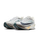 Et par Nike Zoom Fly 6 herresko i farvekombinationen Pure Platinum/Dark Obsidian-Grey Fog med sort Swoosh og tykke ZoomX-skumsåler, vist side om side på en hvid baggrund.