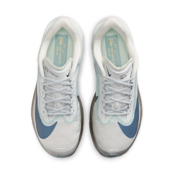 Oversigtsbillede af Nike Zoom Fly 6, Herre i farvekombinationen Pure Platinum/Dark Obsidian-Grey Fog med snørebånd, ZoomX-skumstøddæmpning, Swoosh-logo samt tekst på tungen og indersålen, placeret side om side på en hvid baggrund.