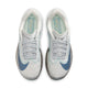 Oversigtsbillede af Nike Zoom Fly 6, Herre i farvekombinationen Pure Platinum/Dark Obsidian-Grey Fog med snørebånd, ZoomX-skumstøddæmpning, Swoosh-logo samt tekst på tungen og indersålen, placeret side om side på en hvid baggrund.