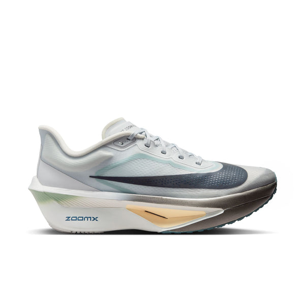 Nike Zoom Fly 6 Herre i farvekombinationen Pure Platinum/Dark Obsidian-Grey Fog har en tyk, buet sål, overdel i mesh, blå Swoosh, ZoomX-skum i mellemsålen, detaljer med farveovergange og et letvægtsdesign, der er ideelt til løb.