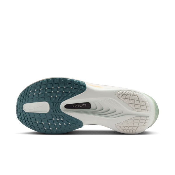 Set nedenfra har Nike Zoom Fly 6, Herre (Pure Platinum/Dark Obsidian-Grey Fog) en struktureret ydersål i gummi med blågrønne og hvide detaljer, en synlig FLYPLATE-plade i mellemfoden, ZoomX-skum-støddæmpning og bølgede grebsriller.