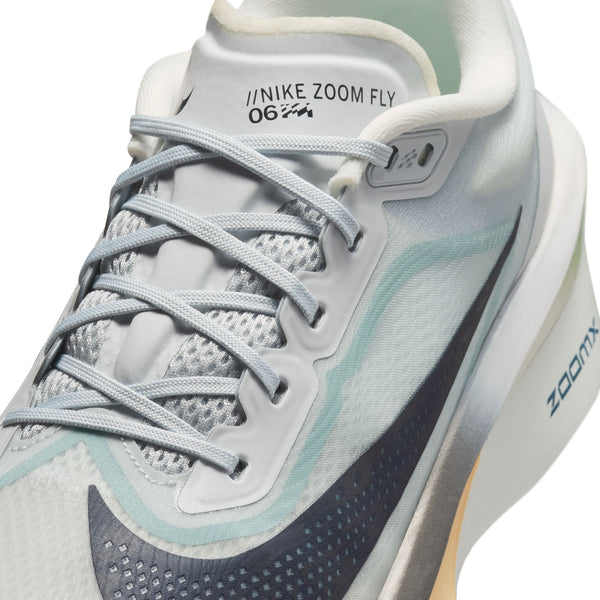 Nærbillede af en Nike Zoom Fly 6, herremodel i farvekombinationen Pure Platinum/Dark Obsidian-Grey Fog, med sort Swoosh-logo, overdel i åndbart mesh, ZoomX-skum for komfort og teksten »NIKE ZOOM FLY 06« på tungen.