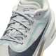 Nærbillede af en Nike Zoom Fly 6, herremodel i farvekombinationen Pure Platinum/Dark Obsidian-Grey Fog, med sort Swoosh-logo, overdel i åndbart mesh, ZoomX-skum for komfort og teksten »NIKE ZOOM FLY 06« på tungen.