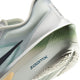 Nærbillede af hælen og ydersålen på Nike Zoom Fly 6, Herre (Pure Platinum/Dark Obsidian-Grey Fog), der fremhæver den grønne og hvide sål med farveovergang, ZoomX-skum, ZoomX-logoet og en del af Nike-swooshen.