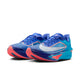 Et par Nike Zoom Fly 6 Herre-løbesko i farvekombinationen Racer Blue/White-Blue Lightning med hvide Swoosh-logoer og lyserøde detaljer på sålen, placeret side om side og vendt let mod højre.