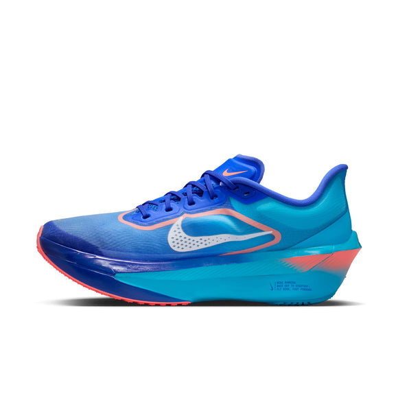 Et billede set fra siden af Nike Zoom Fly 6 Herre-løbeskoen i farvekombinationen Racer Blue/White-Blue Lightning, med et hvidt Swoosh-logo, detaljer i koral på sålen og et let, aerodynamisk design med responsivt ZoomX-skum.