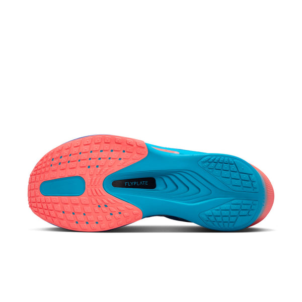 Billedet viser sålen på Nike Zoom Fly 6 Herre i farvekombinationen Racer Blue/White-Blue Lightning. Den lyseblå sål med lyserødt mønster er forsynet med teksten »FLYPLATE« i sort og har forskellige grebsmønstre, der forstærkes af det responsivt ZoomX-skum.