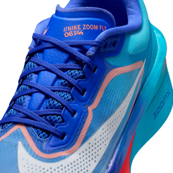 Nærbillede af Nike Zoom Fly 6 til mænd i farvekombinationen Racer Blue/White-Blue Lightning, med lilla snørebånd, et hvidt Swoosh-logo, lyserøde og orange detaljer, ZoomX-skum-støddæmpning og Zoom Fly-mærket på tungen.