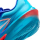 Nærbillede af hælen og sålen på Nike Zoom Fly 6, Herre i farvekombinationen Racer Blue/White-Blue Lightning, med ZOOMX på mellemsålen og røde detaljer på ydersålen, der fremhæver tekstur- og farvedetaljer.