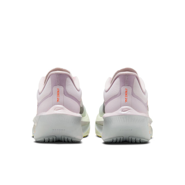 Et par Nike Zoom Fly 6-løbesko til kvinder i farvekombinationen Bleached Lilac/Purple Dynasty-Volt Tint ses set bagfra, med et tydeligt Nike-logo på hælen, mod en ensfarvet hvid baggrund.