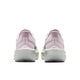 Et par Nike Zoom Fly 6-løbesko til kvinder i farvekombinationen Bleached Lilac/Purple Dynasty-Volt Tint ses set bagfra, med et tydeligt Nike-logo på hælen, mod en ensfarvet hvid baggrund.