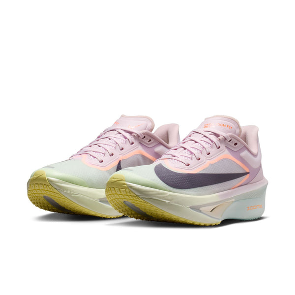 Nike Zoom Fly 6 Dame-løbesko i farvekombinationen Bleached Lilac/Purple Dynasty-Volt Tint kombinerer lyserøde, lilla og mintfarvede detaljer. Modellen har en tyk ZoomX-skumsål, en overdel i mesh og fremhævede logo-detaljer.