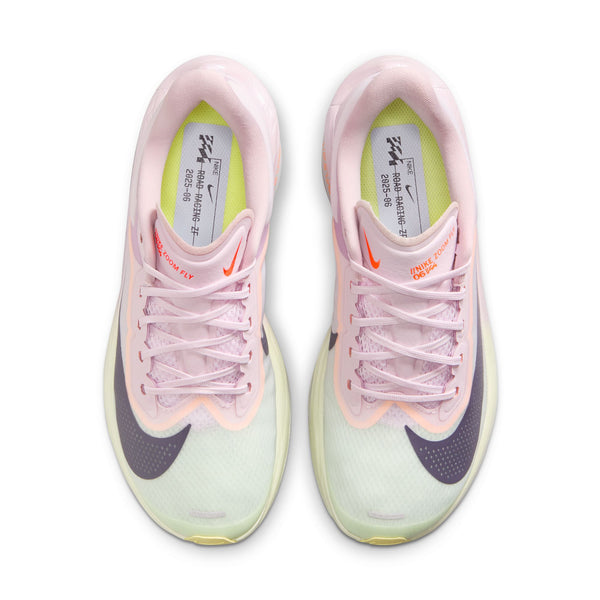 Et par Nike Zoom Fly 6 Dame i farvekombinationen Bleached Lilac/Purple Dynasty-Volt Tint, set ovenfra, har lyserøde overdele, lysegrønne tåpartier, sorte Swoosh-logoer og indlægssåler med mærkelogo. De er placeret side om side og udstyret med ZoomX-skum.