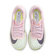 Et par Nike Zoom Fly 6 Dame i farvekombinationen Bleached Lilac/Purple Dynasty-Volt Tint, set ovenfra, har lyserøde overdele, lysegrønne tåpartier, sorte Swoosh-logoer og indlægssåler med mærkelogo. De er placeret side om side og udstyret med ZoomX-skum.