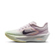 Nike Zoom Fly 6 Dame i farvekombinationen Bleached Lilac/Purple Dynasty-Volt Tint har et lyslilla og hvidt design, en markant sort Swoosh, en pastellgrøn tå, halvgennemsigtige overlag, en tyk hvid sål med ZoomX-skum og gule detaljer på ydersålen.