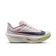 Nike Zoom Fly 6 Dame i farvekombinationen Bleached Lilac/Purple Dynasty-Volt Tint har en overdel i mesh, en tyk, formstøbt ZoomX-sål, et sort Swoosh-logo og orange ZOOMX-tekst. Skoen er afbildet i profil på en hvid baggrund.